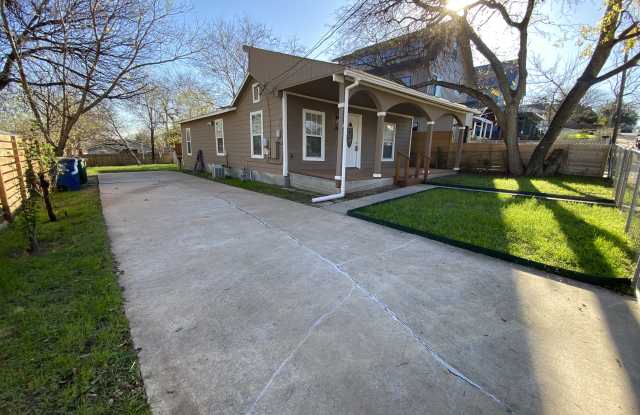 2511 E 9th St photos photos