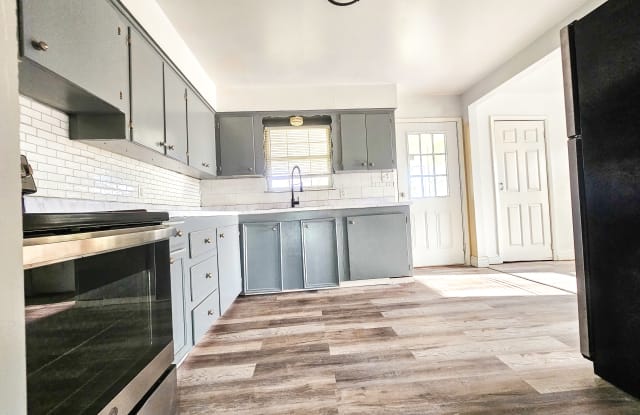 906 Broadway Street - 906 Broadway Street, Jourdanton, TX 78026