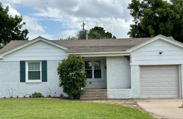 1616 Oxford Way - 1616 Oxford Way, The Village, OK 73120