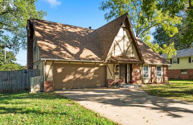 3 Bedroom | 2.5 Bathroom | 2 Car Garage | Springfield MO | Fenced Back Yard | 2 Living Areas | Quiet Neighborhood! photos photos