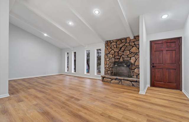 Spacious 3 Bed / 3 Bath Home in Valley View School District! Gallery 3