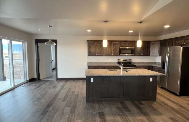 3 Bed 2 Bath with double attached garage in Belgrade Gallery 3