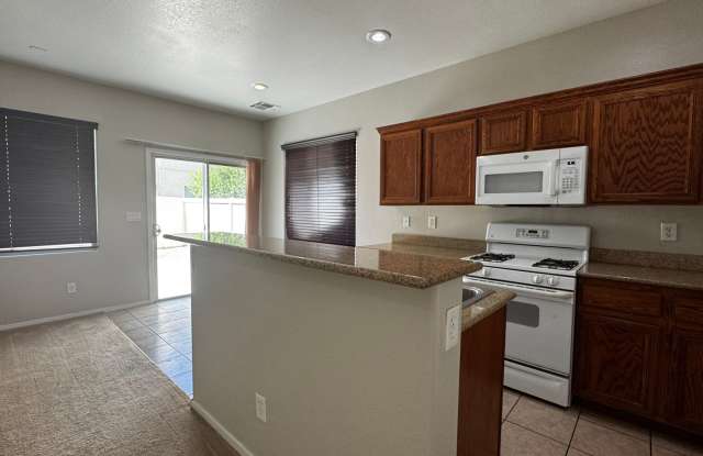 Close to the M Hotel. 3 bedroom Home Gallery 3