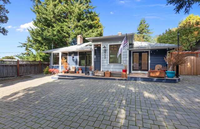 Beautifully Renovated 4-Bedroom Seattle Home with Incredible Backyard Gallery 1