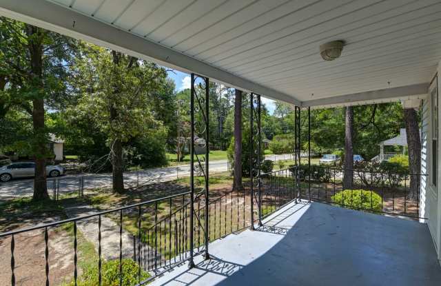 Charming 2 Bedroom Home, close to USC & located on a Large Lot! Gallery 4