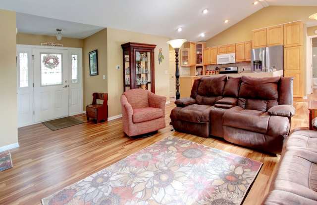 4 BED 3.5 BATH LAKEFRONT HOME Gallery 4