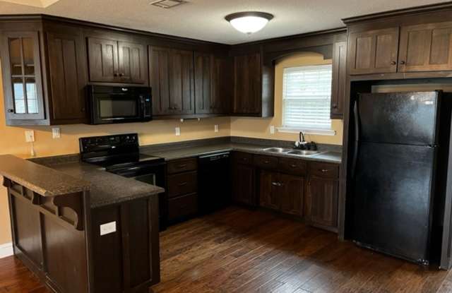 Beautiful 4 Bedroom 2 Bath Home Gallery 4