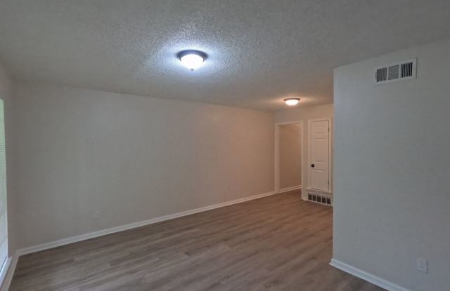 Fully Renovated 2BR Duplex Near University of Memphis | Pet Friendly Gallery 4