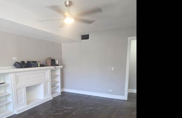 4650 North Paulina Gallery 2