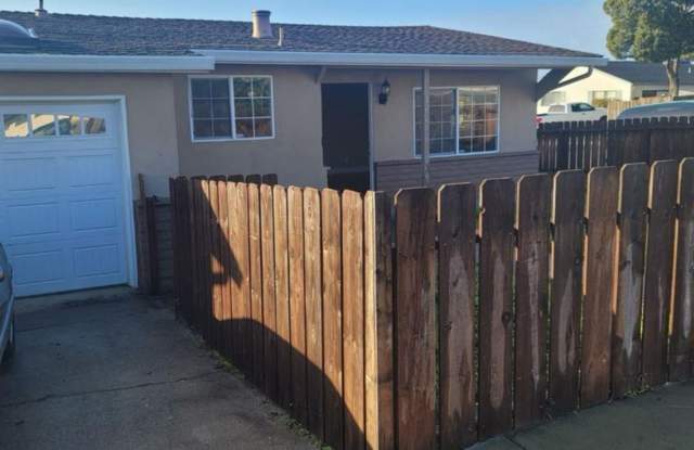 Newly Updated 3 Bedroom House in Seaside - Available July 1st photos photos