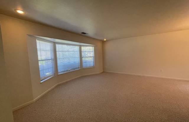 LARGE BEAUTIFUL HOME OAK HAVEN SUBDIVSION Gallery 4