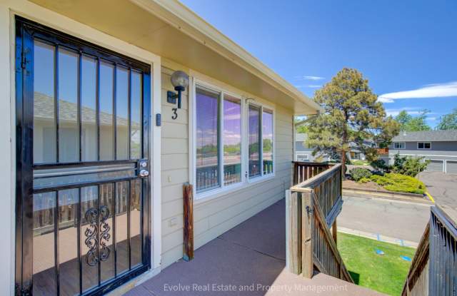 Evolve Real Estate: Cozy Urban Townhome Just Minutes from Downtown – Available June 20th photos photos