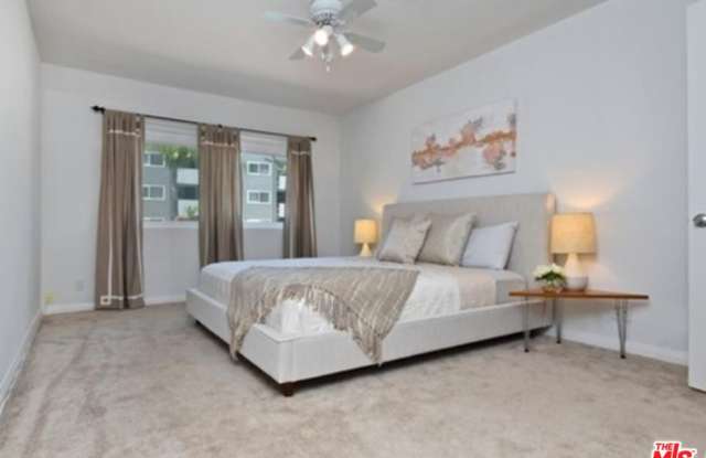 4915 AVE TYRONE Gallery 2