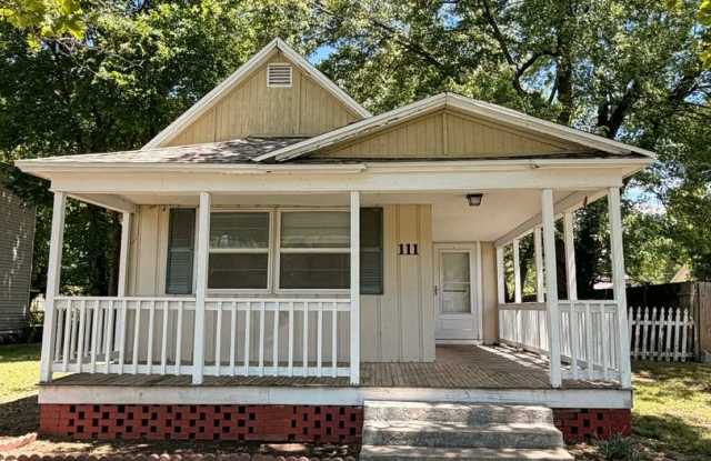 CUTE 2 BEDROOM / 1 BATHROOM HOUSE LOCATED RIGHT ACROSS FROM NORTH MIDDLE SCHOOL IN JOPLIN MO, OFF STREET PARKING IN THE BACK! photos photos