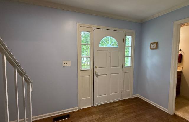 Classic 4 Bedroom Colonial Gallery 3