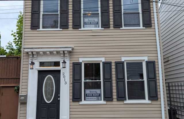 Spacious 2 Bedroom, 2.5 Bathroom Single Family Home (South Side Flats) photos photos