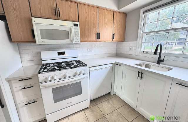 Beautiful 2 BR / 1.5 BA Single-Family Home – Pet Friendly & Move-In Ready! Gallery 1