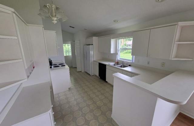 Spacious 3 Bedroom 2 Bath Edgewater Home Gallery 4