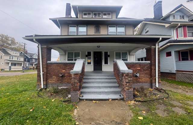 Charming 4-Bedroom Property in Prime Location photos photos