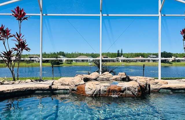 Captivating 4 Bedroom, 2 bath Pool/Lake home Gallery 3