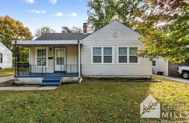 4 Bedroom w/ a Basement! - 820 North Ridgewood Drive, Wichita, KS 67208