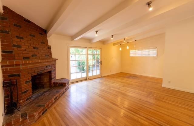 23216 Friar Street Gallery 4