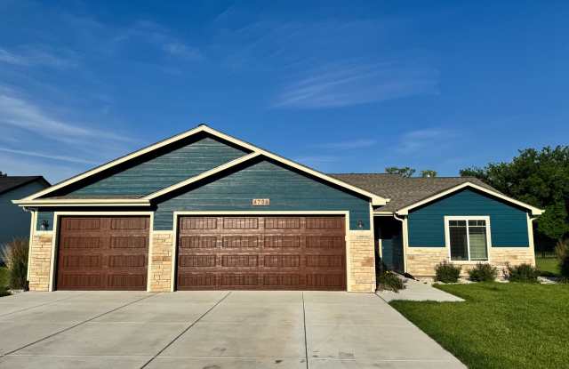 Modern 3 Bed 2 Bath Home in East MHK! photos photos