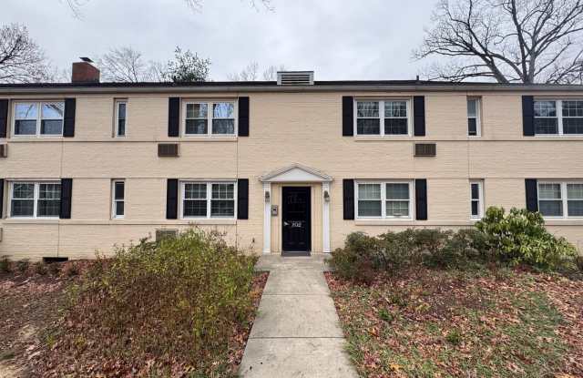 Fully Furnished 2 Bed 2 Bath Condo In Serene Arlington Oaks - 202 North Trenton Street, Arlington, VA 22203