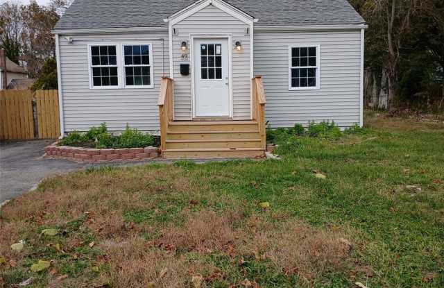 49 Swezey Street - 49 Swezey Street, East Patchogue, NY 11772