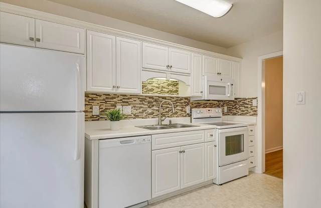 Updated 2 BR, 2 BA Townhome Gallery 4