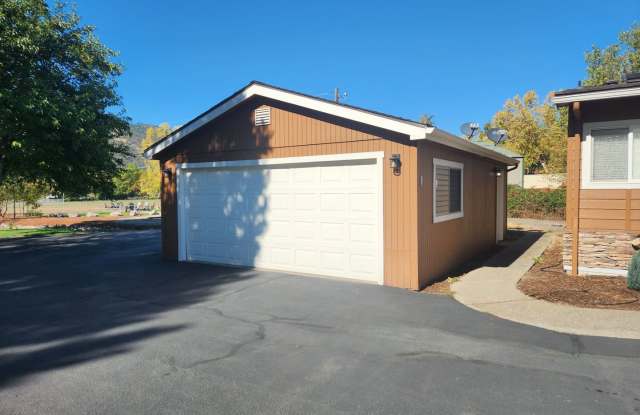 Spacious 4 Bed, 2 Bath Home with Resort Style Amenities! Gallery 3