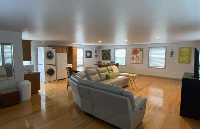 206 Hingham Gallery 2