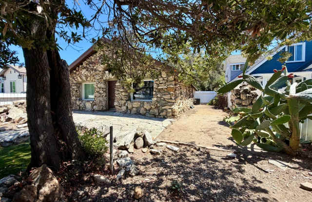 Charming 2 bedroom 1 bathroom house in Thousand Oaks! Gallery 3