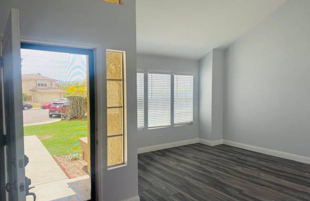 Better than new… 3 bedroom in Mission Oaks Gallery 3