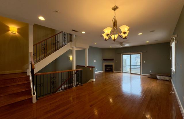 Charming 3BD/3.5BA Townhome with Attached Garage in Canton, MD! Gallery 4