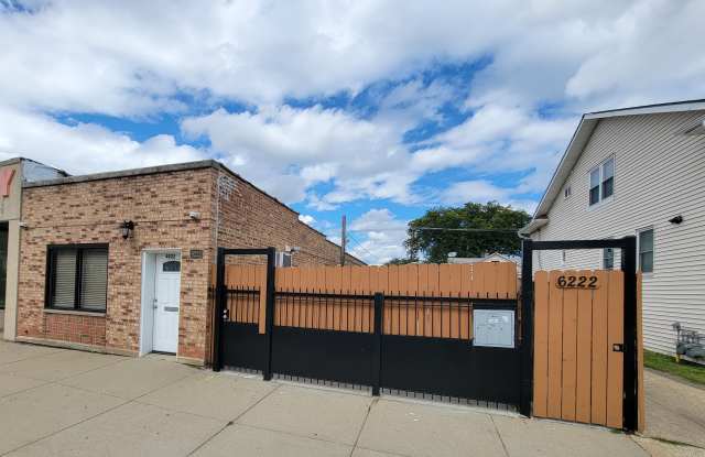 6222 W Addison St photos photos