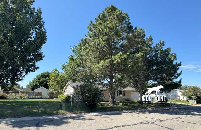 SW Boise home w/attached garage, large fenced lot, and all appliances included photos photos