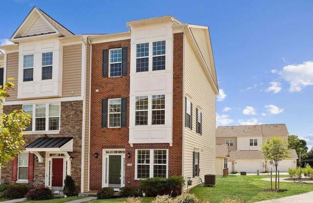 3 Level END UNIT townhouse in Market Square available before the new school year! photos photos