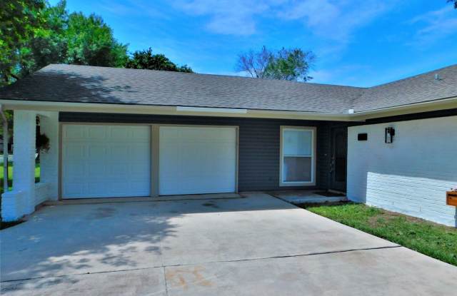 6211 Battery Lane Gallery 2