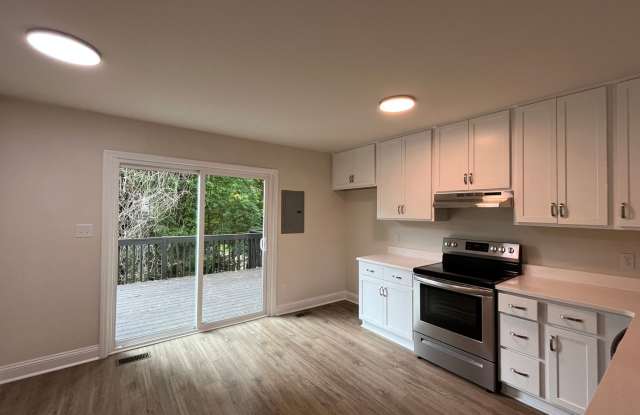 **OFFERING REFUNDABLE APPLICATION FEES** Newly Remodeled 2BD, 1.5BA Raleigh Townhome with Private Deck Gallery 4