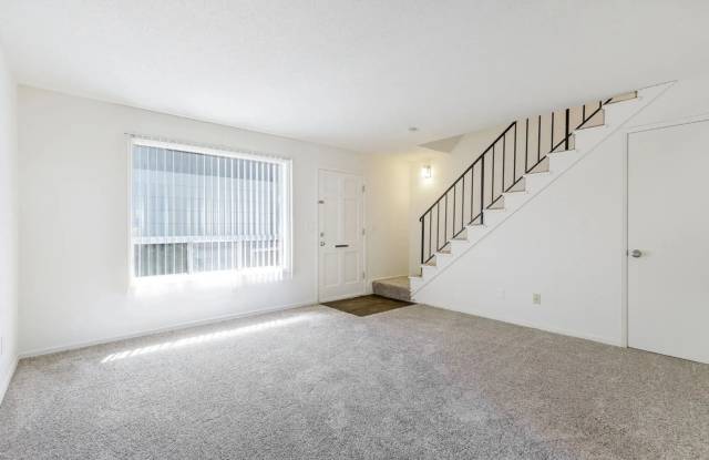 Cozy 2 bedroom, 1 bathroom apartment near Downtown Milwaukie photos photos