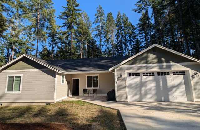 Lake Limerick Beauty for Rent. Like New Condition. 1/3 Acre Lot. Available Now! Gallery 1