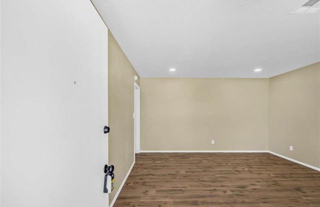 703 SE Sullivan Dr - HOT New Listing! Gallery 3