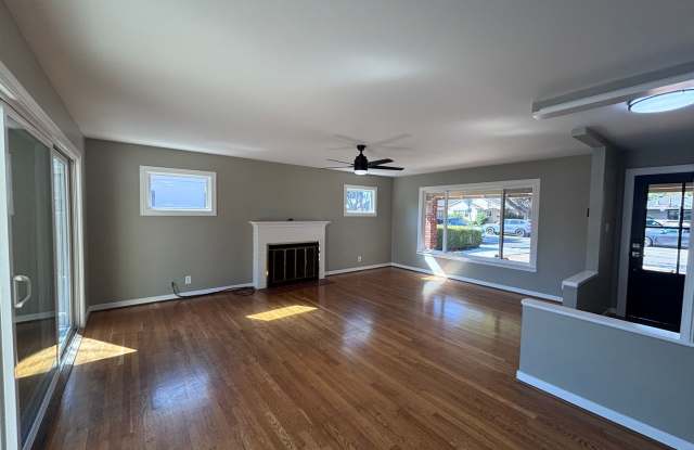 SANTA CLARA - Beautifully updated home with hardwood floors, great location. Gallery 3