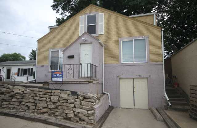 3 Bedroom House with New Kitchen Remodel. Newer Paint and Flooring - 4209 Southwest 9th Street, Des Moines, IA 50315