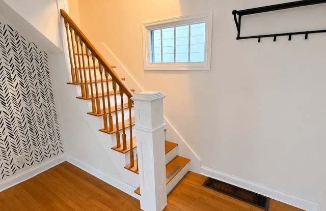 AVAILABLE SEPTEMBER!  - 2 Bed 1 Bath Home! Gallery 4