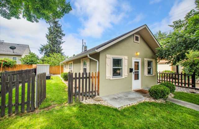 Adorable Guest Cottage in the North End! photos photos