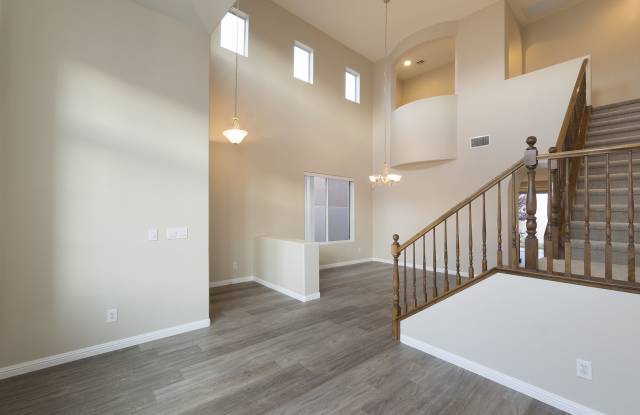 SUMMERLIN GATED COMMUNITY IN THE PASEOS - 4 BEDROOMS + SMALL LOFT + DEN/OFFICE Gallery 4