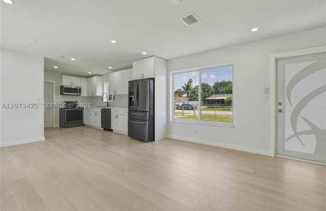 20440 NW 20th Ct Gallery 4