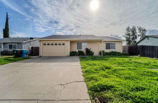 Spacious 3 Bedroom, 2 Bath Home with Large Backyard! Gallery 1